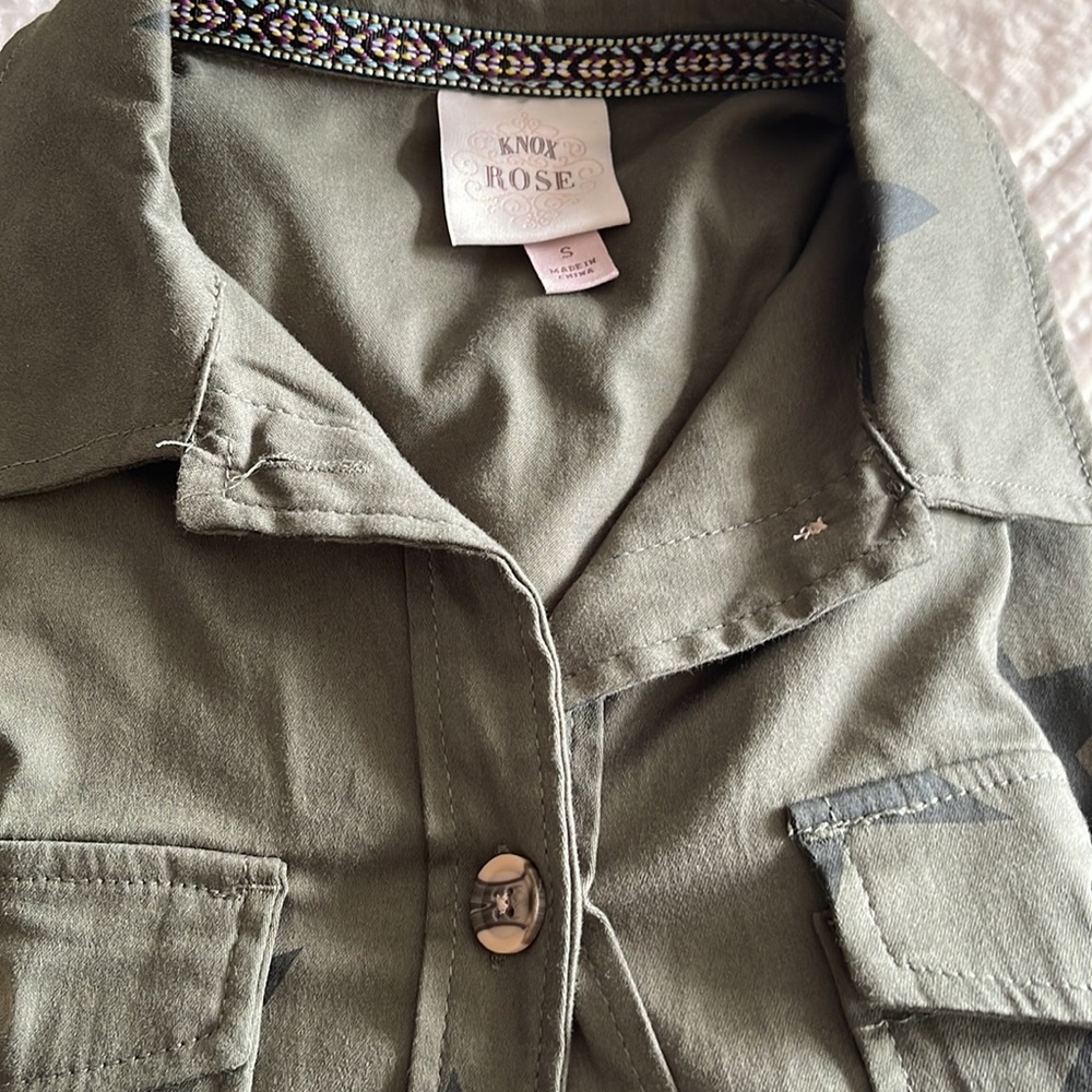 NWOT Knox Rose Army Green Star Button-Up Shirt - Picture 10 of 10